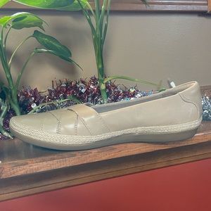 CLARK DANELLY SHINE SAND LEATHER SLIP-ON FLATS. NEW WITHOUT BOX. SIZE 11W